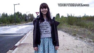 Vehivavy brunette miaraka amin'ny nono kely sy tsipika miloko volontsôkôlà mihosotra eo am-pandriana